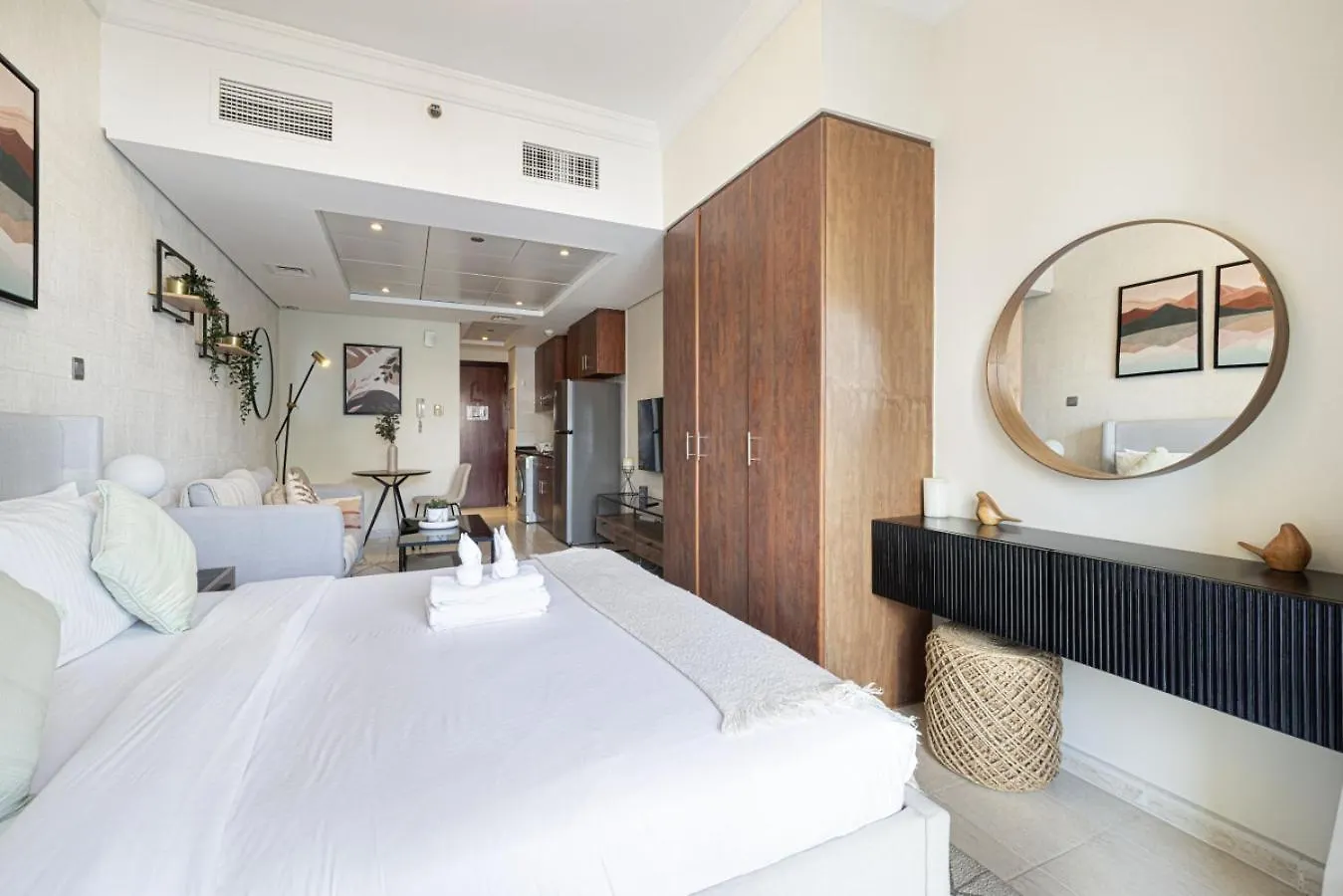 Lake View Studio Near Marina With Pool, Sauna And Gym Dubai